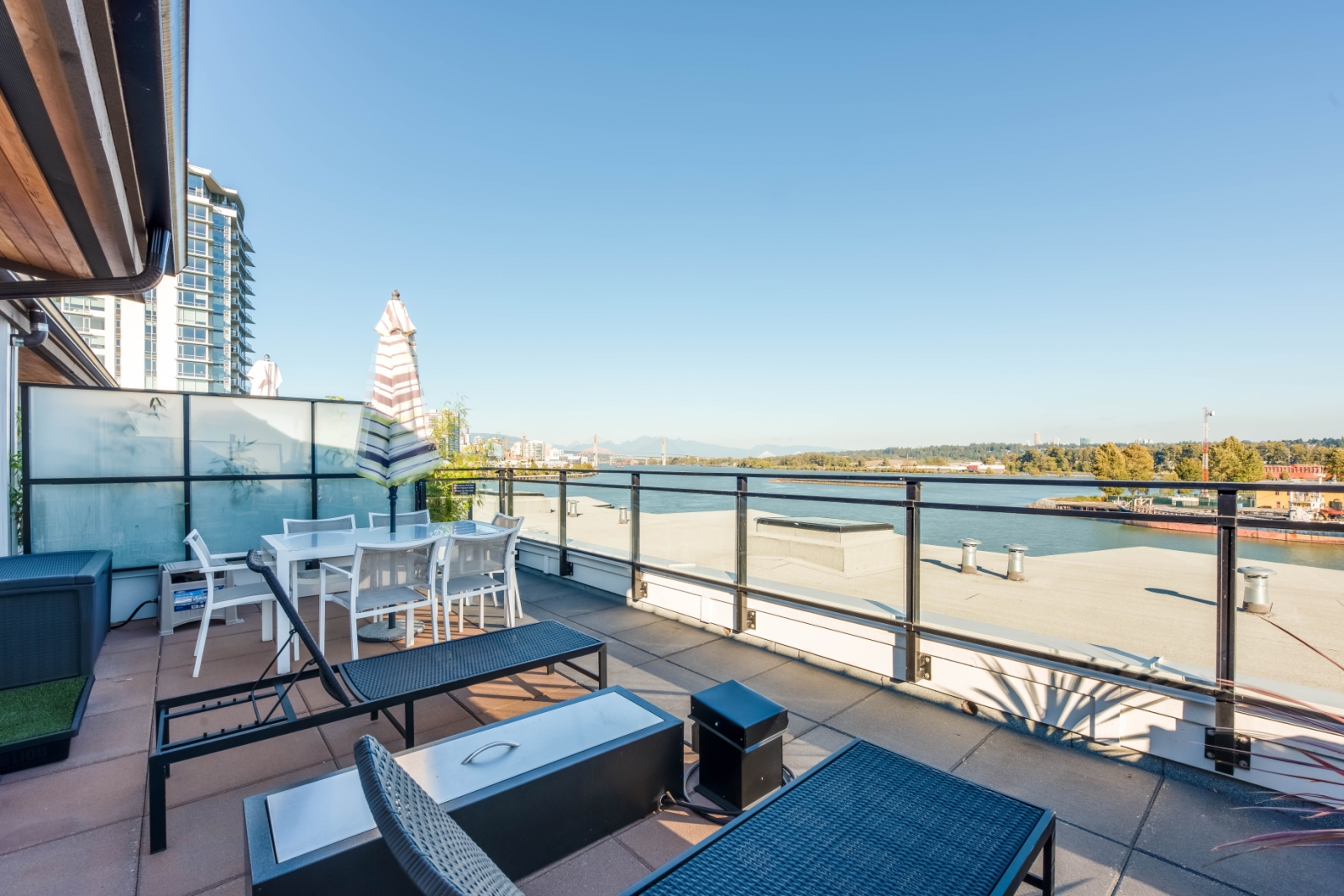 Curated visual reference: Fresh Look at New Westminster Luxury Loft Penthouse 7