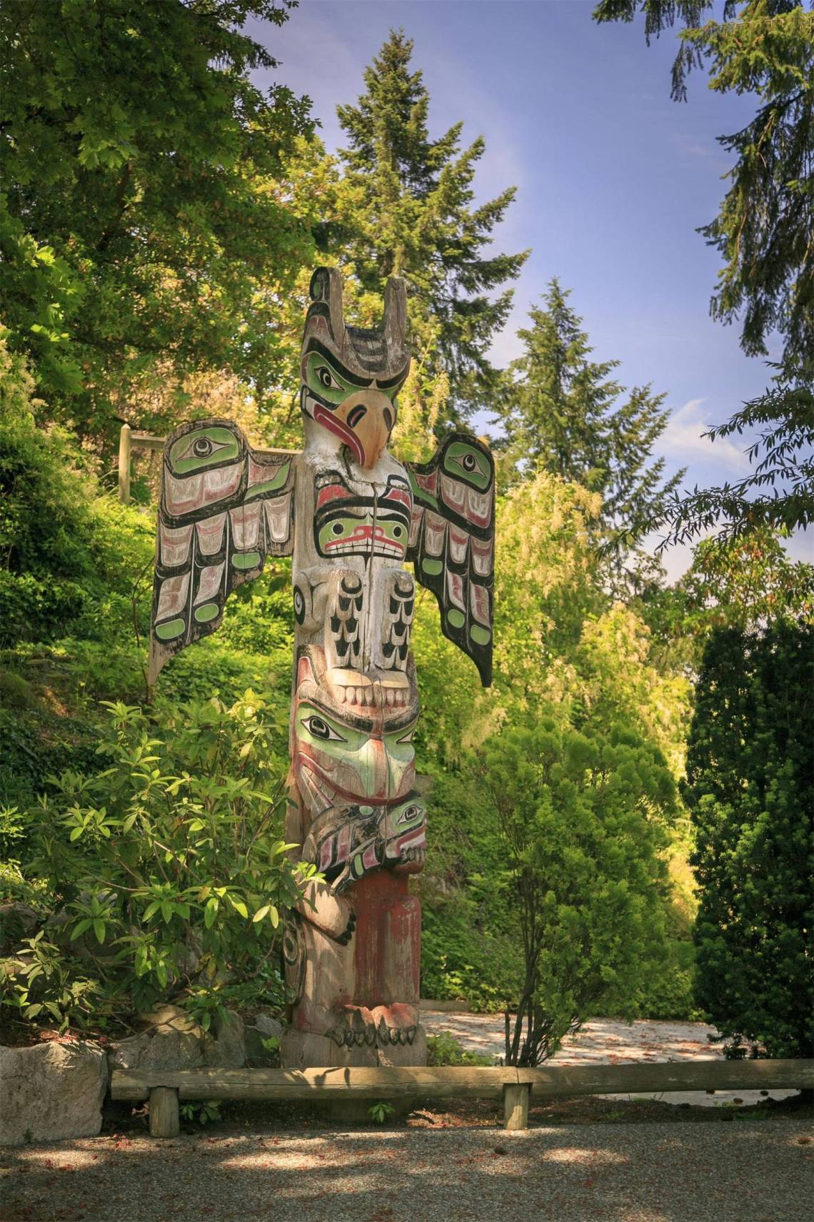 totem pole victoria home 4