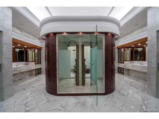 1063 Wellington Crescent 5