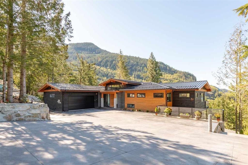 A Bit Of West Coast Contemporary In Squamish 1