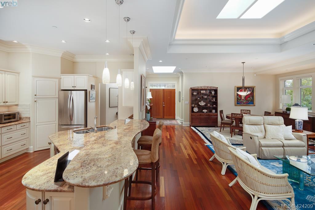 oak bay luxury home cascades 13